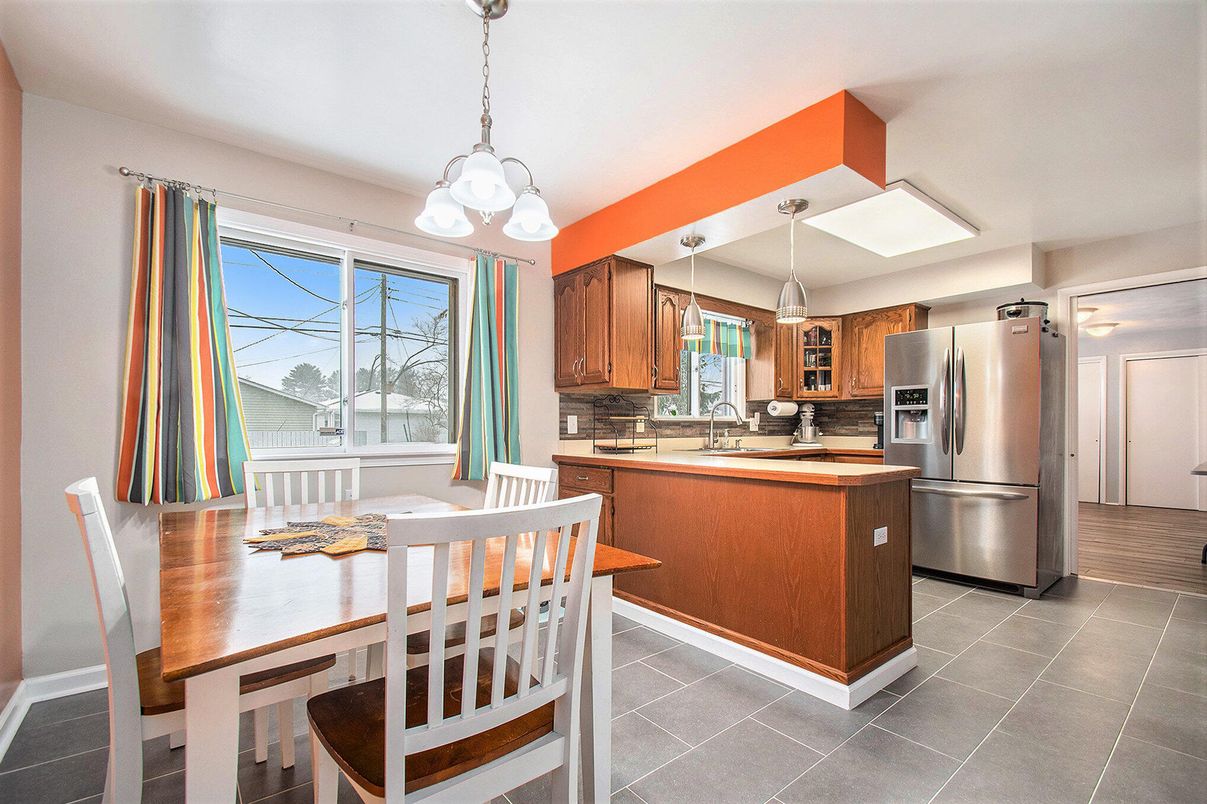 Dining room, Interior, Kitchen, Pendant Lights, Stainless Steel Appliances