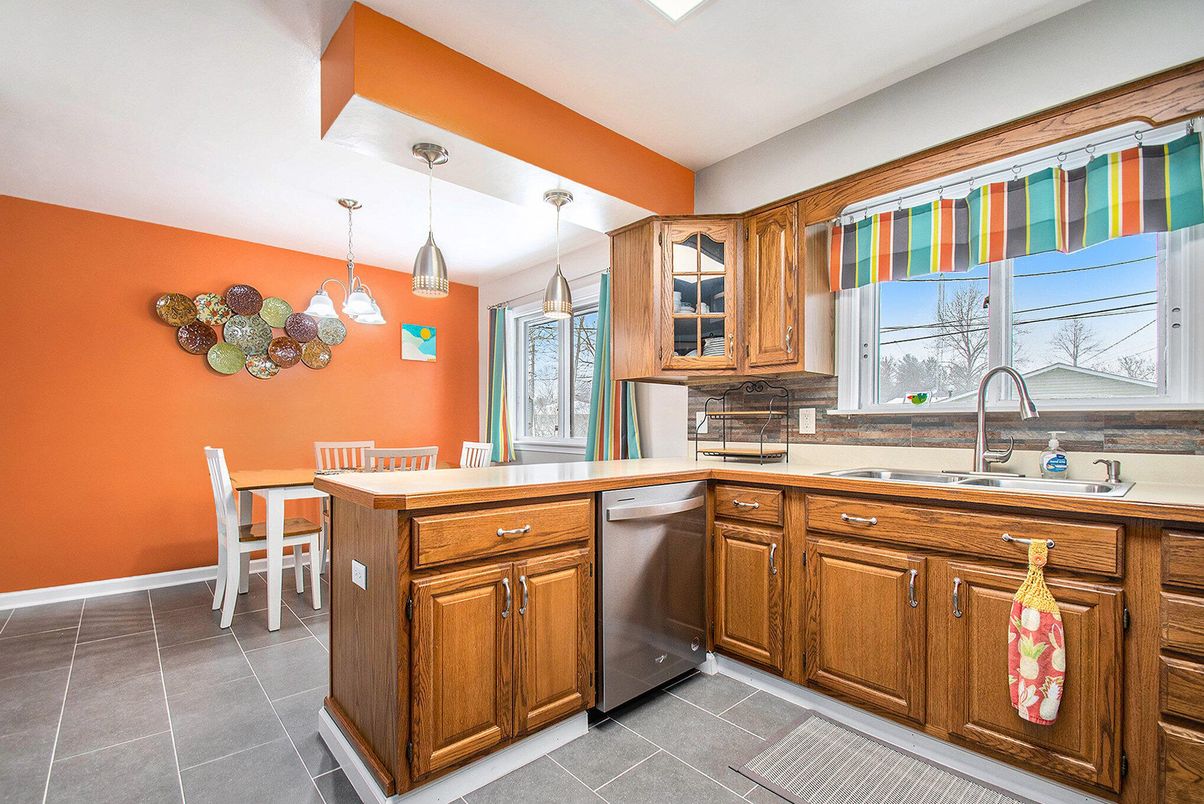Dining room, Interior, Kitchen, Pendant Lights, Stainless Steel Appliances