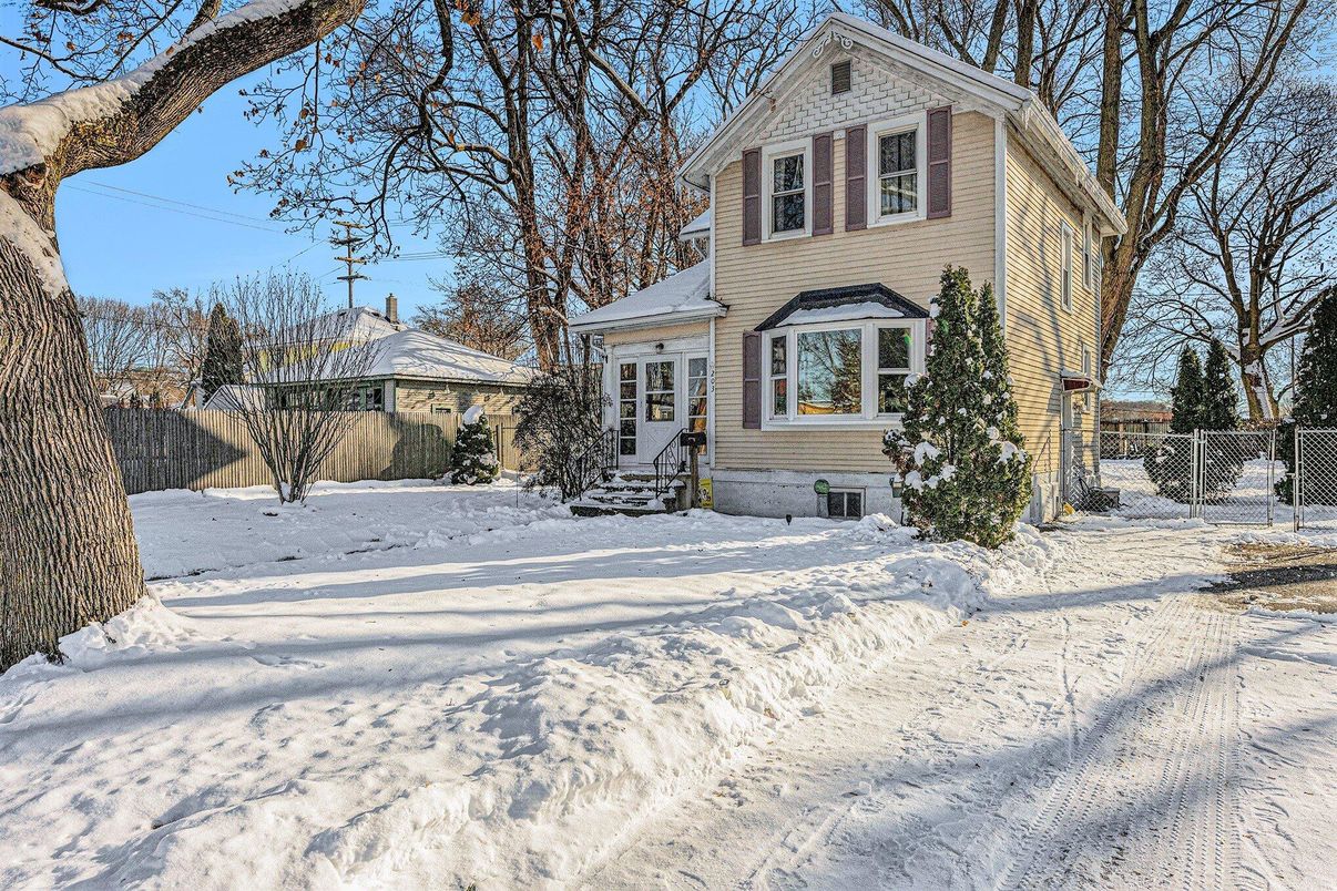 Exterior, Facade, Queen Anne Victorian