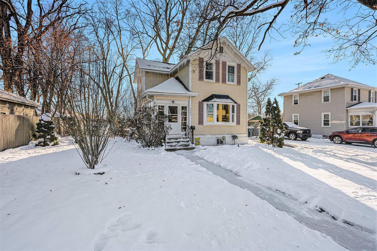 Exterior, Facade, Queen Anne Victorian