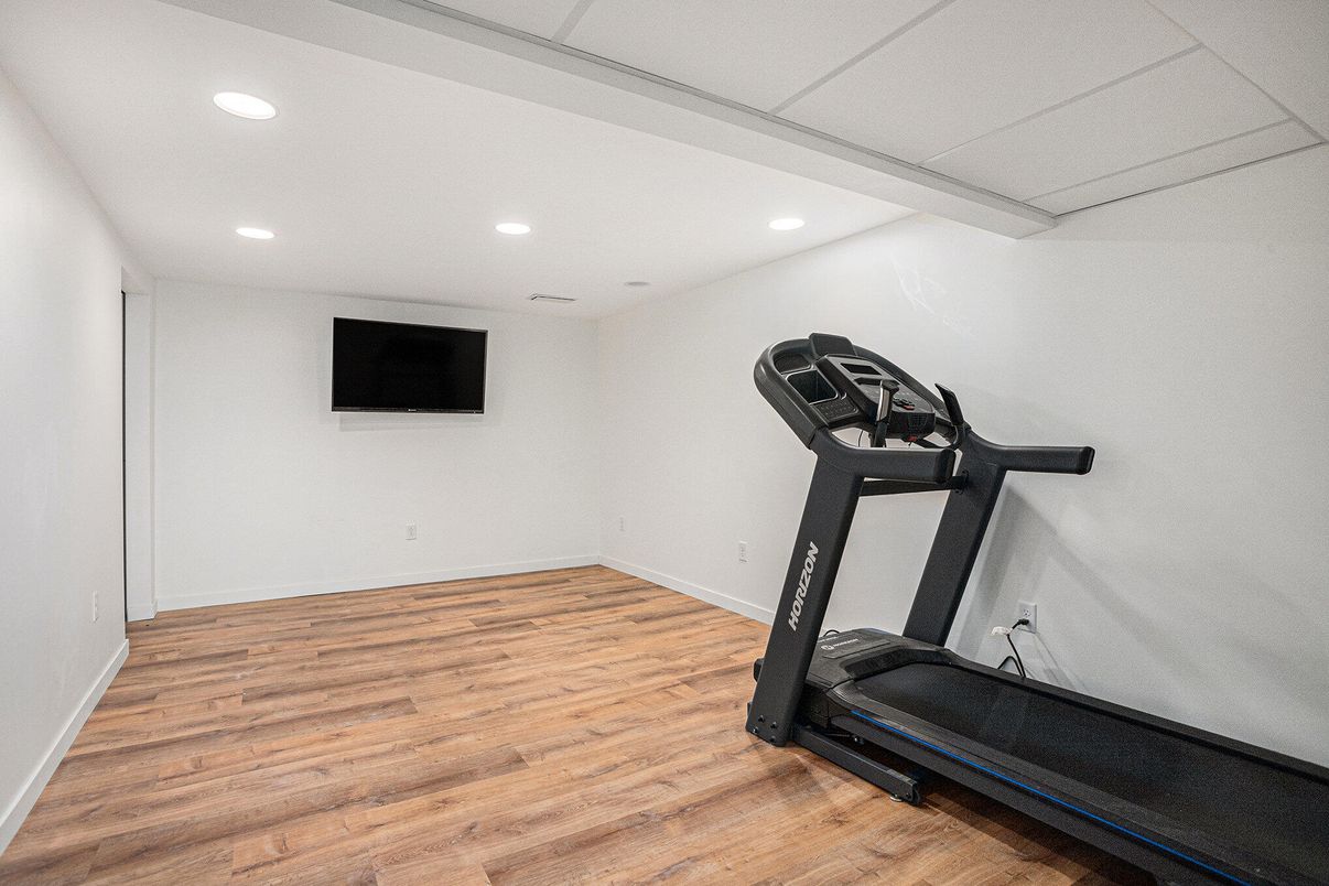 Fitness Equipment, Interior, Recessed Lighting, Wood Texture Flooring