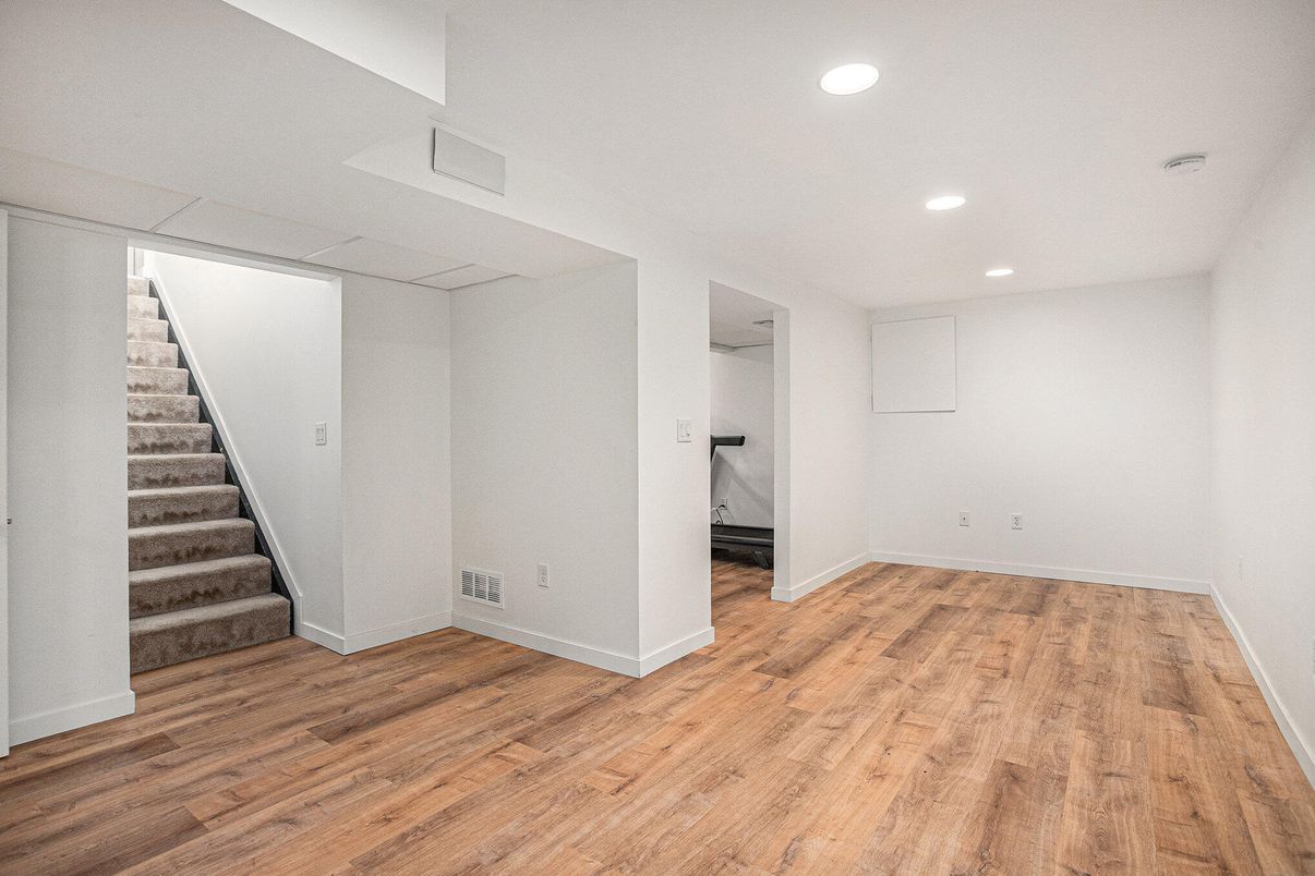 Empty room, Interior, Recessed Lighting, Wood Texture Flooring