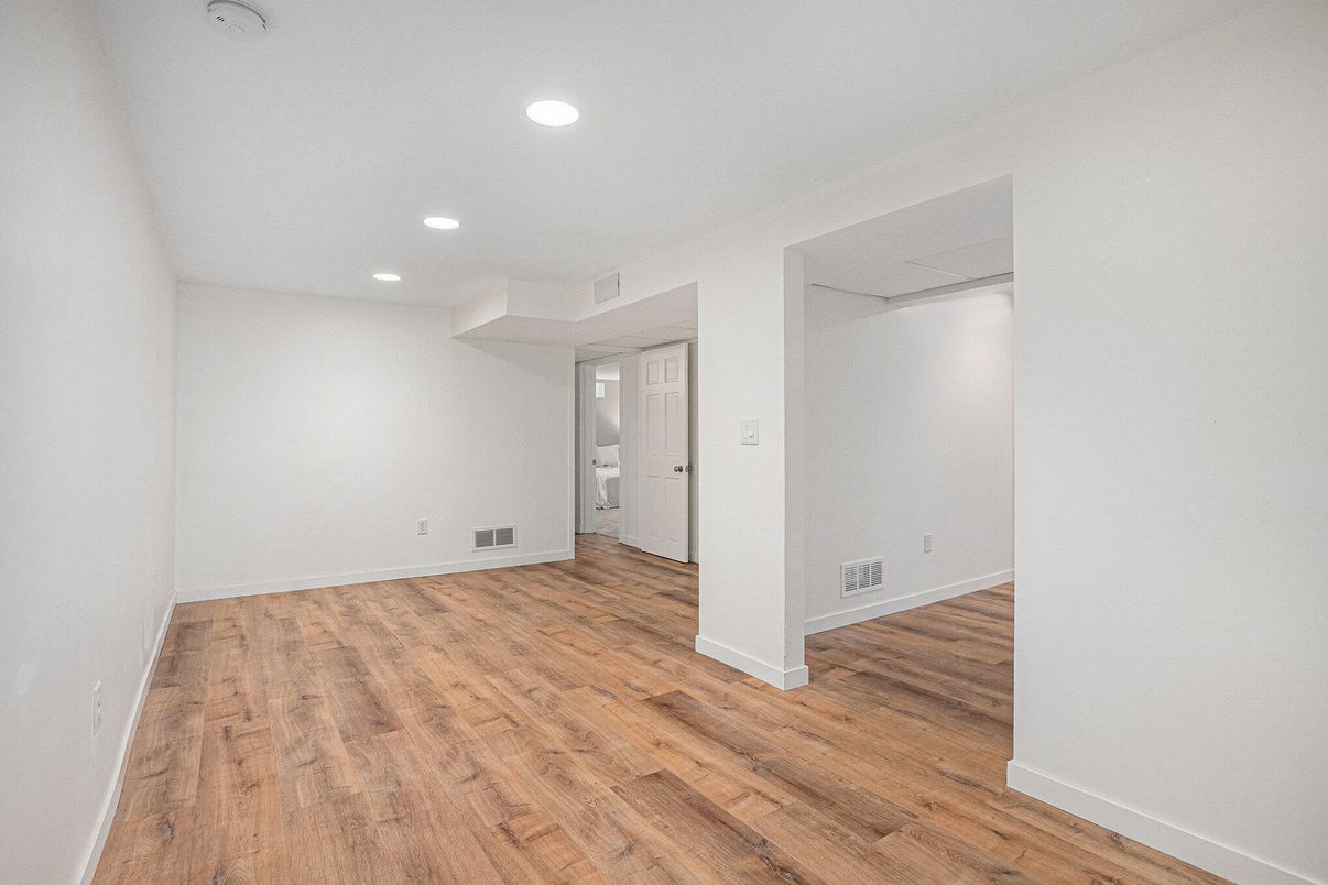 Empty room, Interior, Recessed Lighting, Wood Texture Flooring