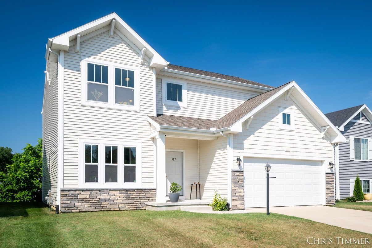 Attached, Exterior, Facade, Farmhouse