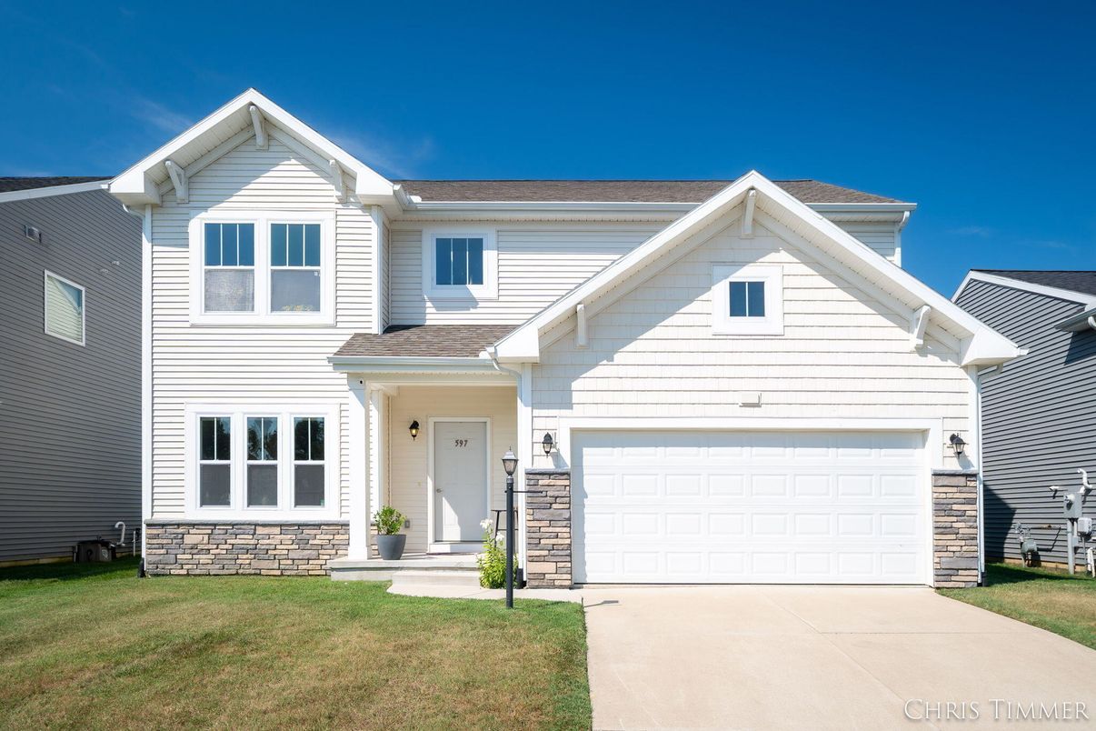 Attached, Exterior, Facade, Farmhouse