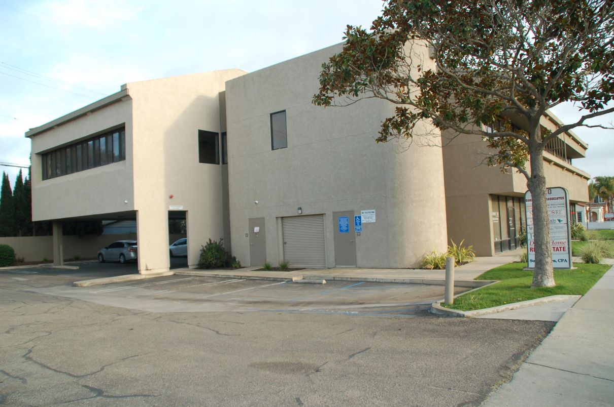 Exterior, Facade, Modern