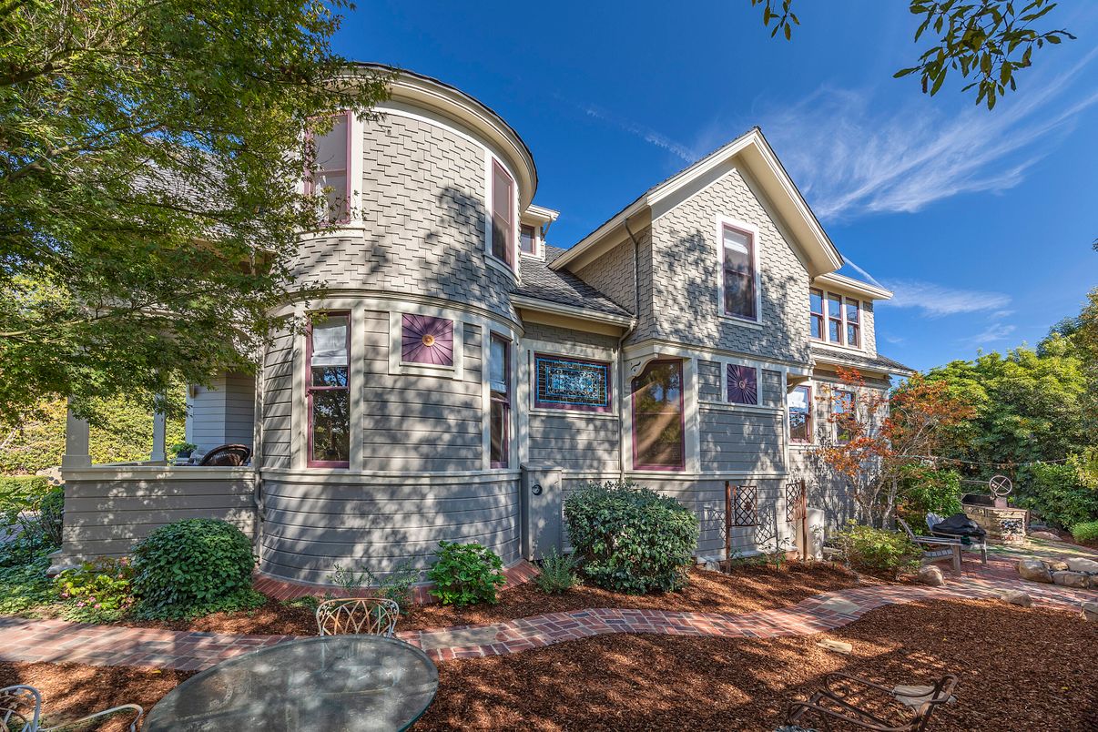 Exterior, Facade, Queen Anne Victorian