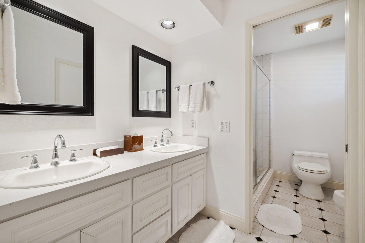 Bathroom, Dual Sink Vanities, Interior, Recessed Lighting