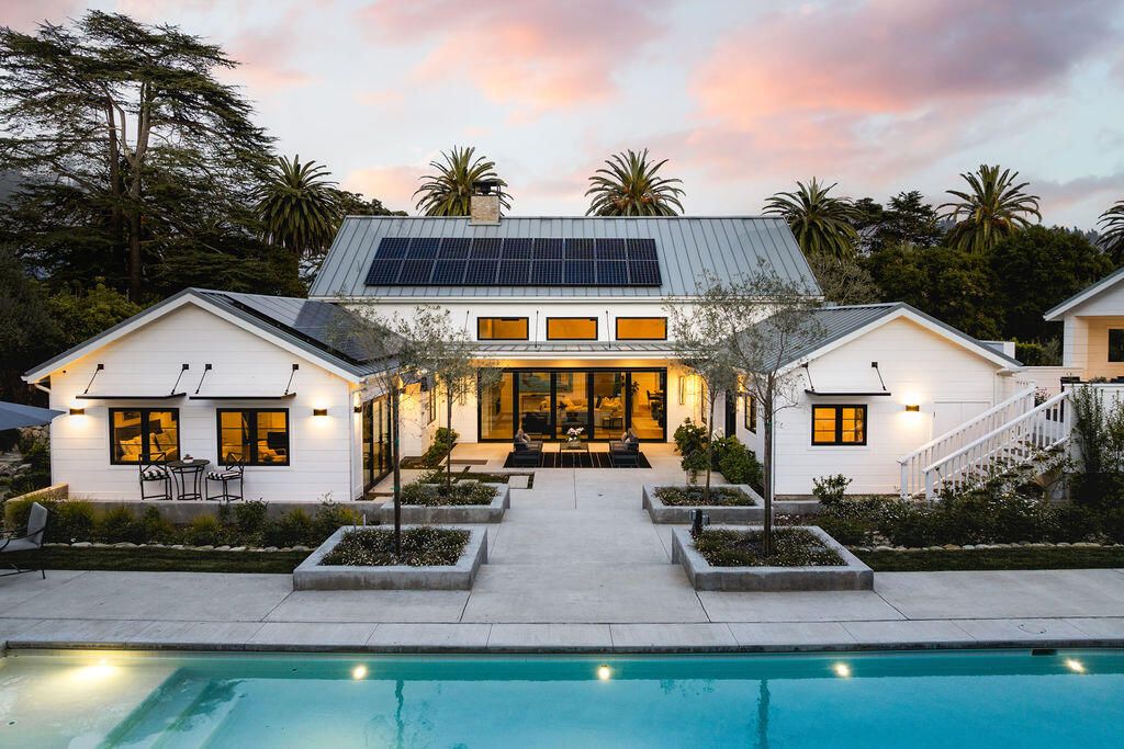 Exterior, Facade, Pool, Solar Panels, Farmhouse
