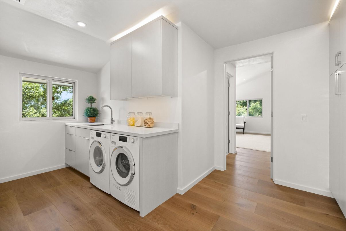 Interior, Recessed Lighting, Washer, Wood Texture Flooring