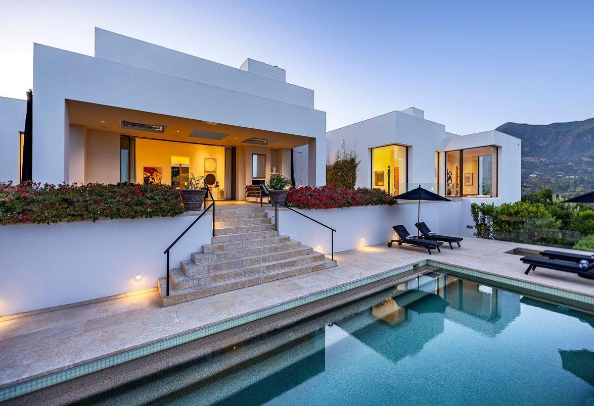 Exterior, Facade, Pool, Modern