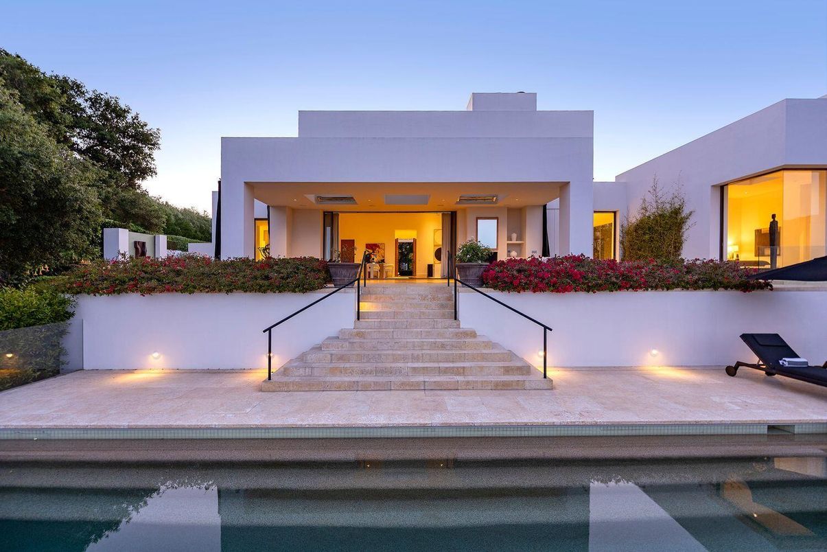 Exterior, Facade, Modern