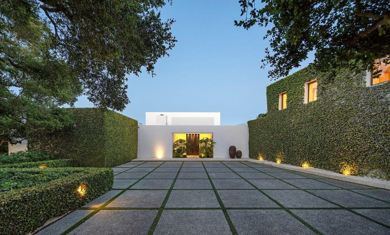 Backyard, Exterior, Facade, Modern