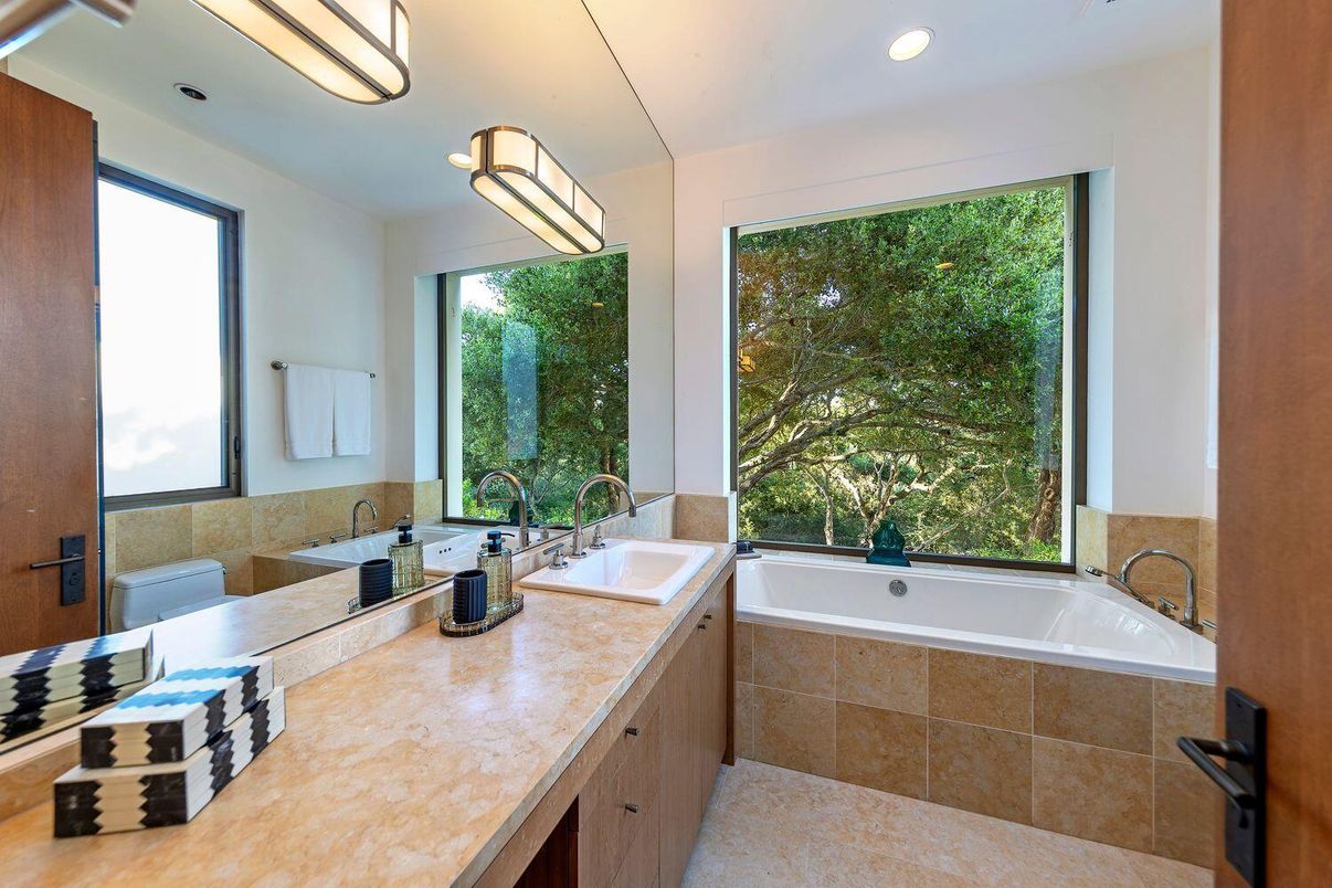 Bathroom, Dual Sink Vanities, Interior, Recessed Lighting