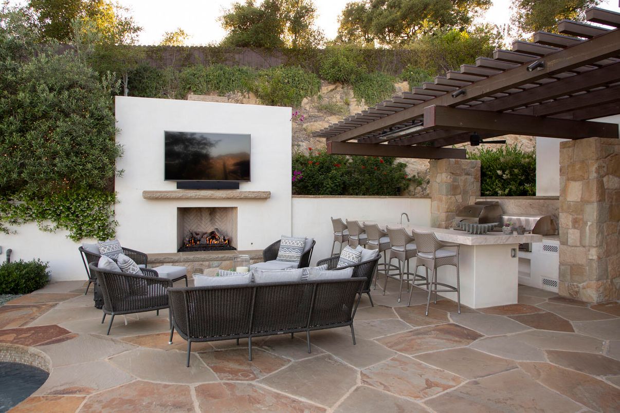 Exterior, Fireplace, Outdoor Kitchen