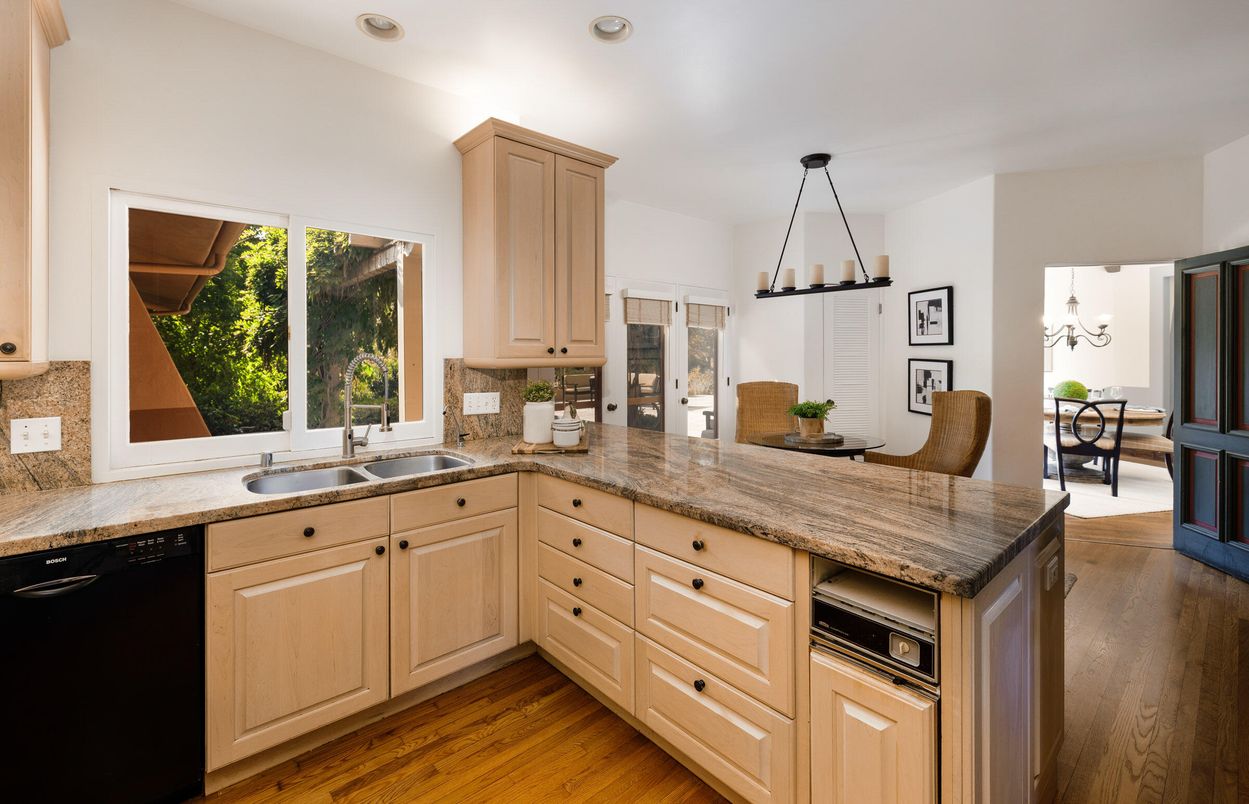 Chandelier, Dining room, Interior, Kitchen, Pendant Lights, Recessed Lighting, Wood Texture Flooring