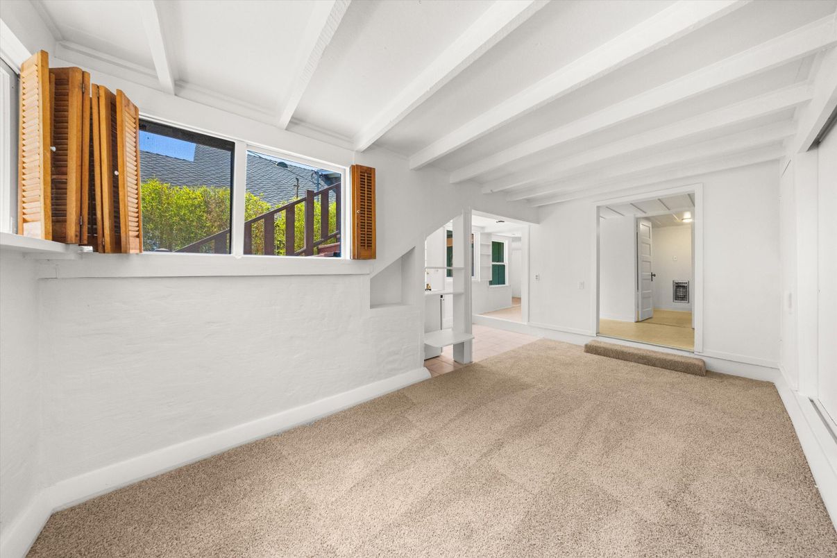 Empty room, Interior