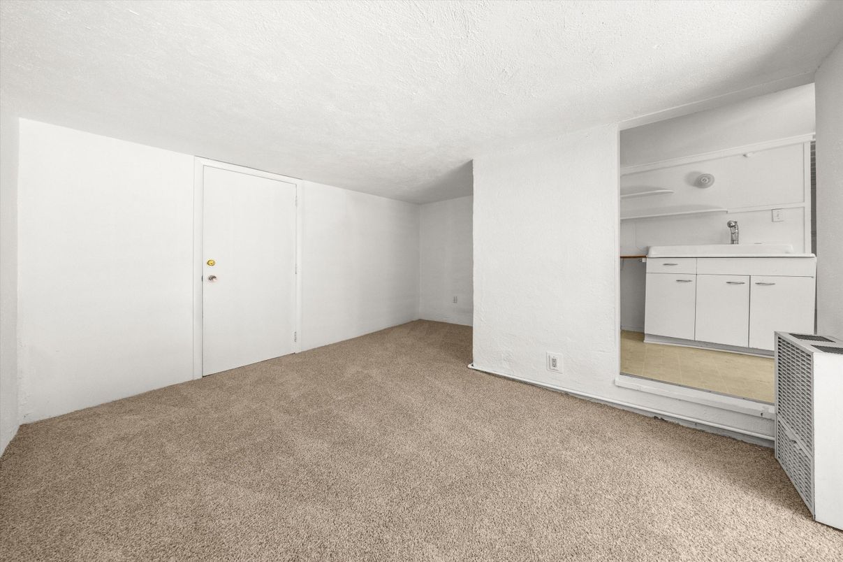 Empty room, Interior