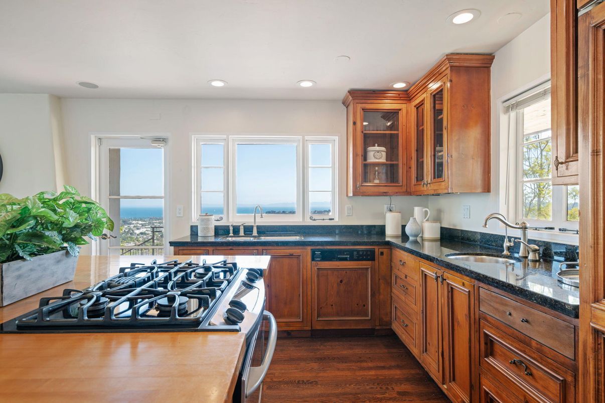 Interior, Kitchen, Recessed Lighting, Water, Wood Texture Flooring