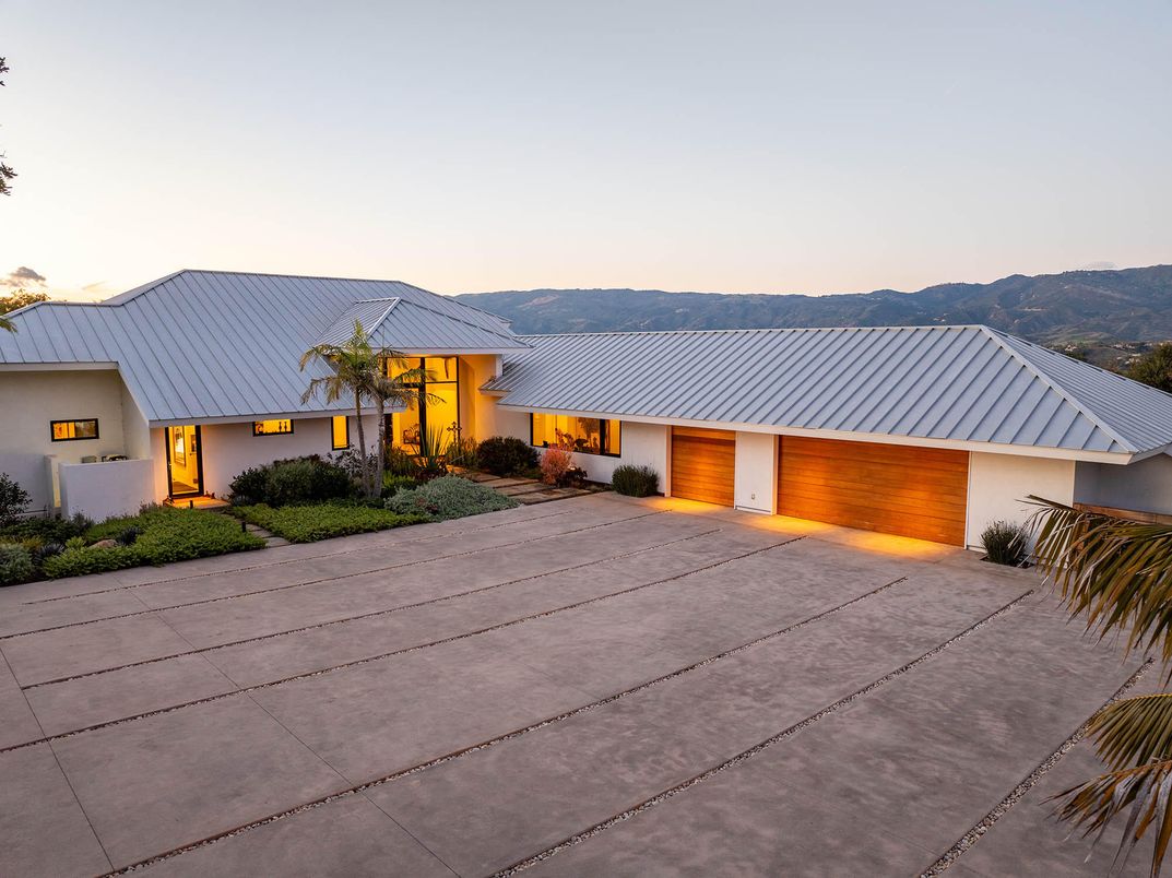 Attached, Exterior, Facade, Ranch