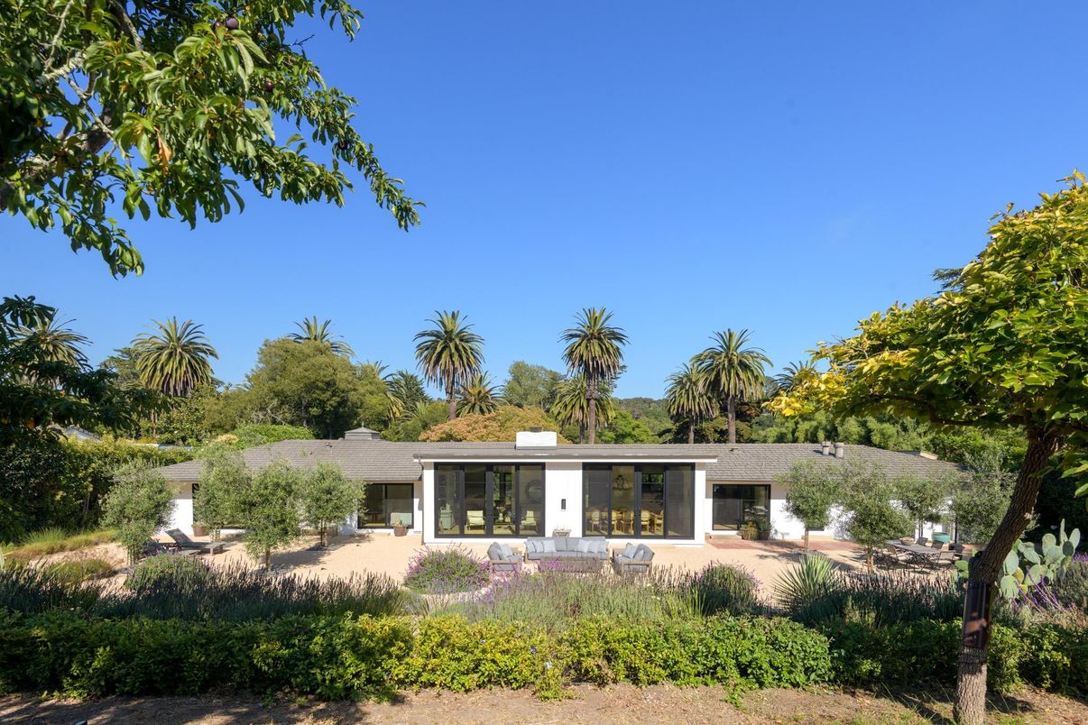 Backyard, Exterior, Facade, Ranch