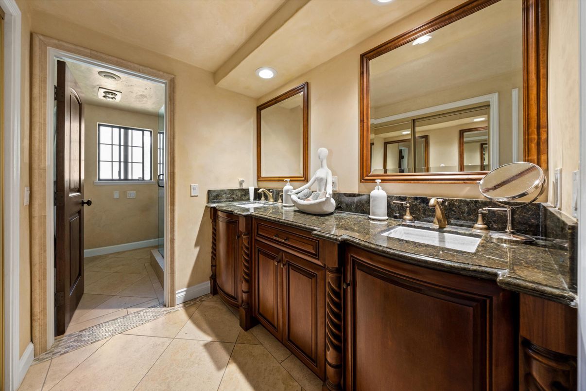 Bathroom, Dual Sink Vanities, Interior, Recessed Lighting