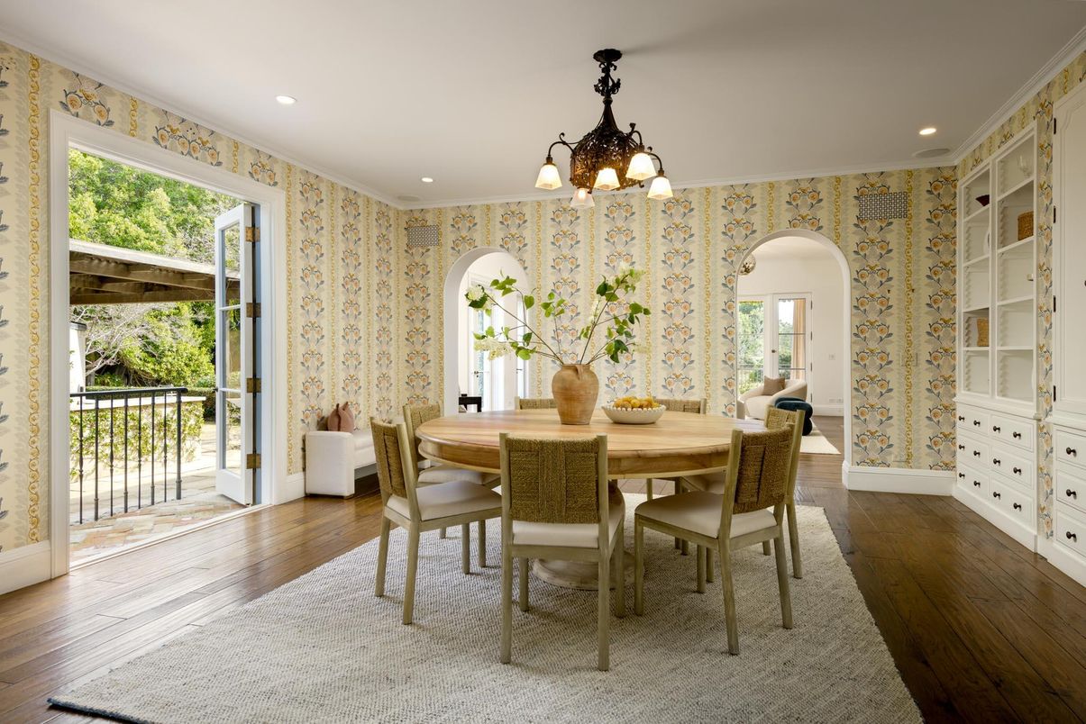 Chandelier, Dining room, Interior, Recessed Lighting, Wood Texture Flooring