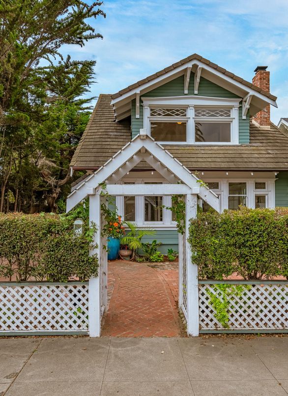Exterior, Facade, Queen Anne Victorian