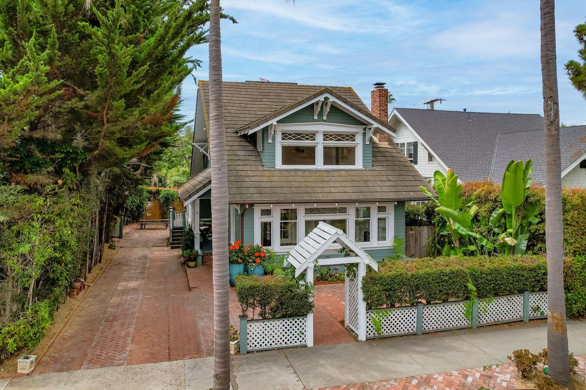 Exterior, Facade, Queen Anne Victorian