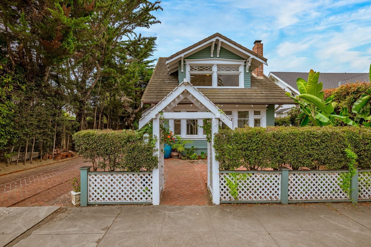 Exterior, Facade, Queen Anne Victorian