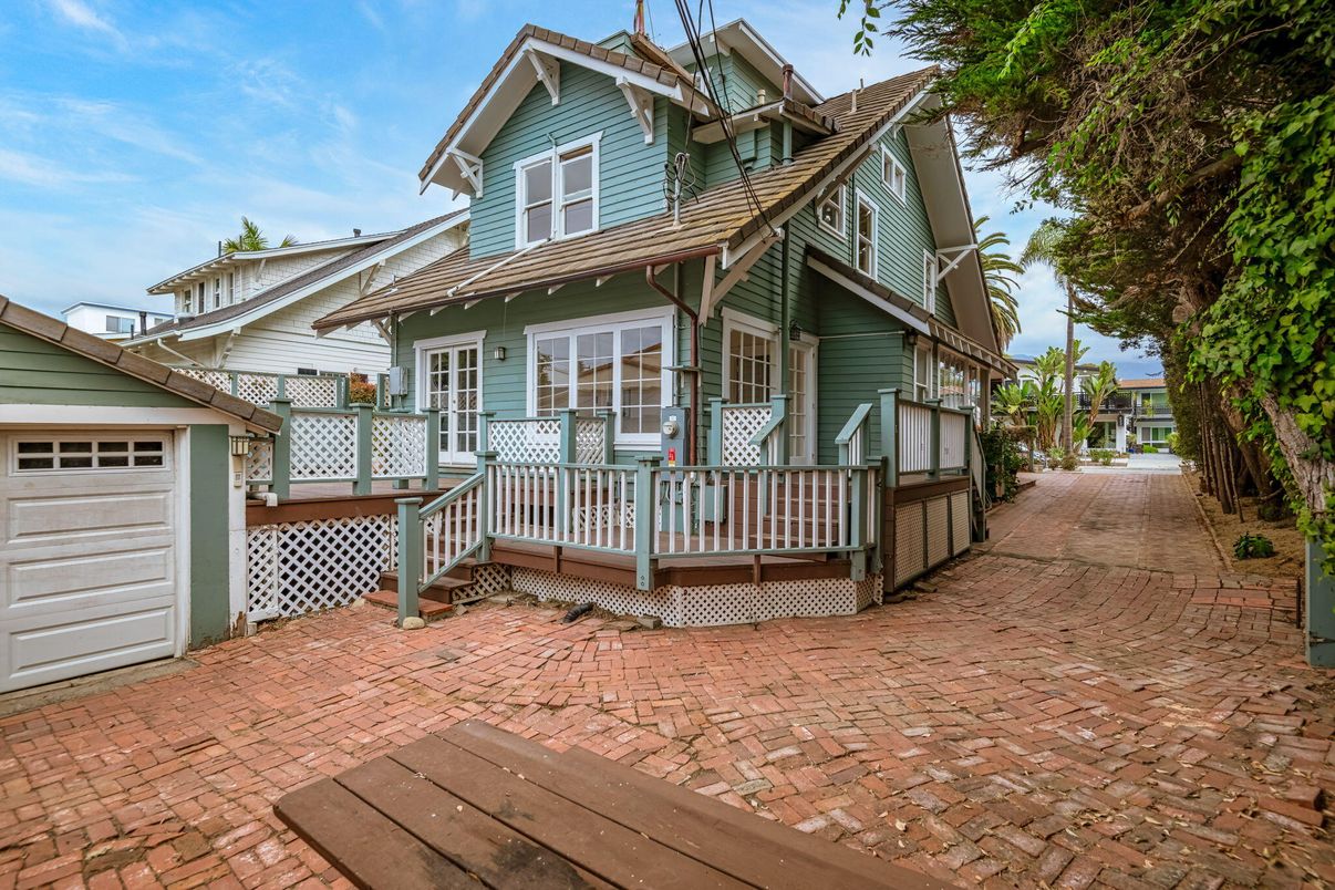 Attached, Exterior, Facade, Queen Anne Victorian