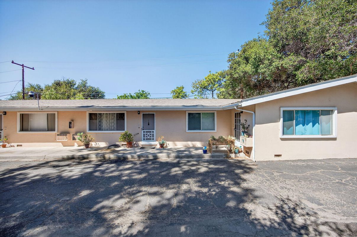 Exterior, Facade, Ranch