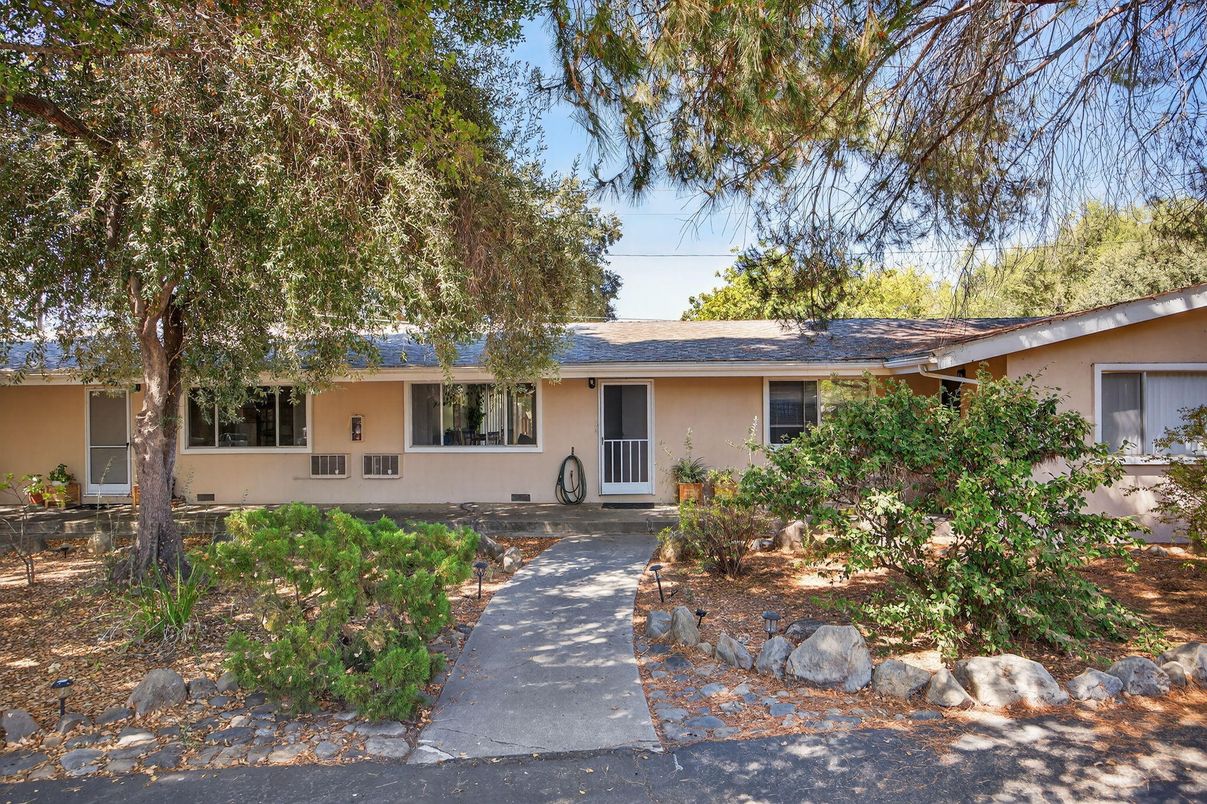 Exterior, Facade, Ranch