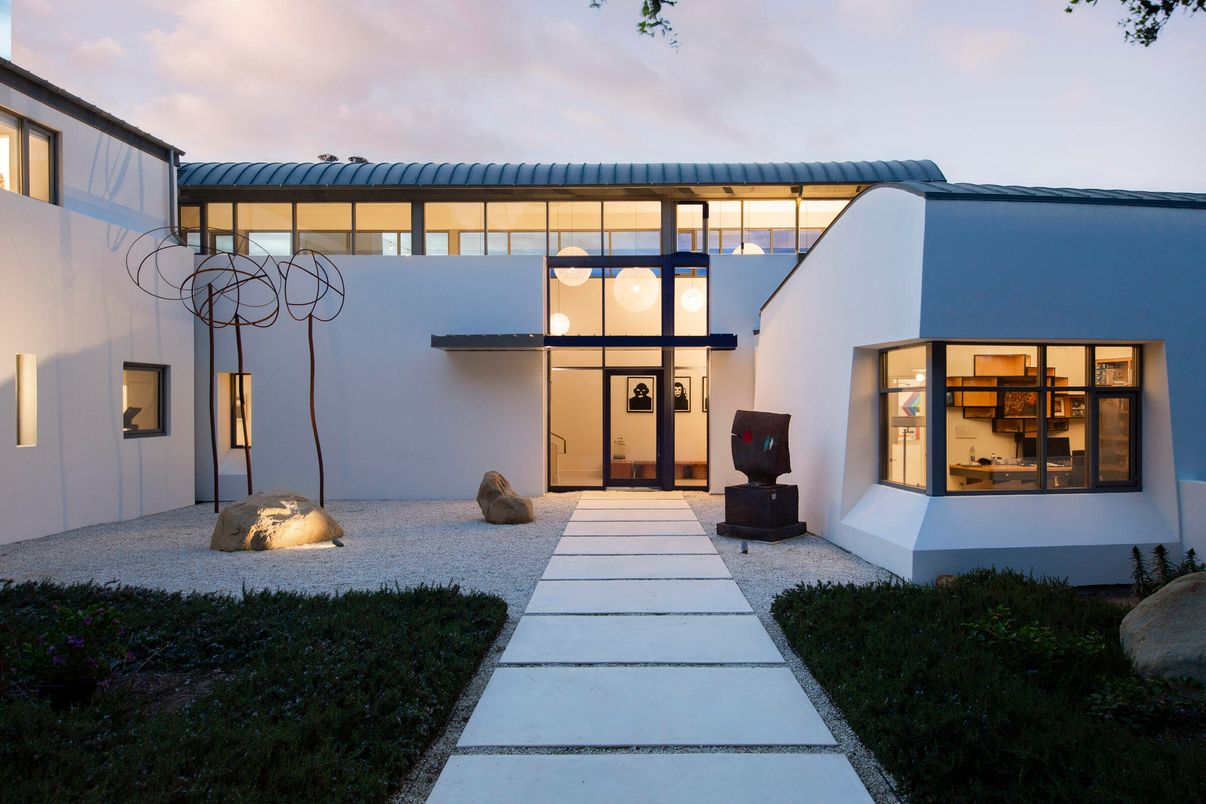 Exterior, Facade, Modern