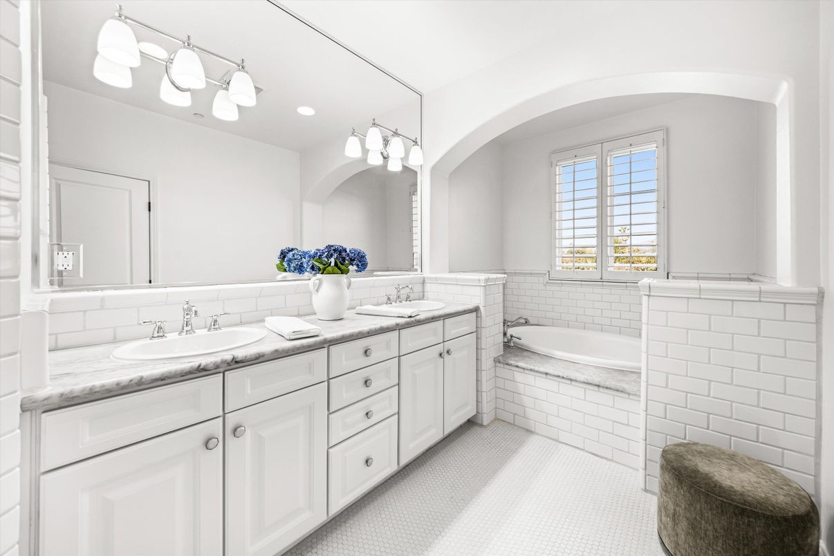 Bathroom, Dual Sink Vanities, Interior, Recessed Lighting