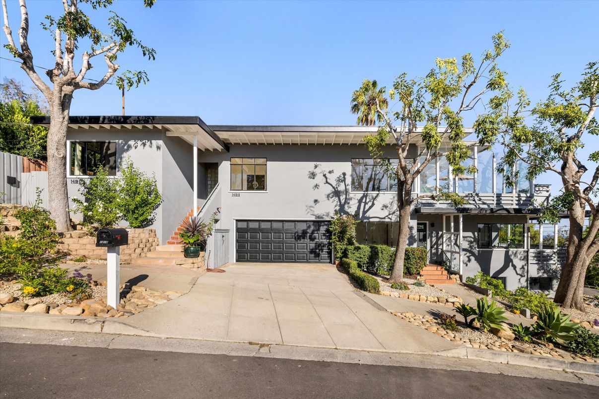 Attached, Exterior, Facade, Modern