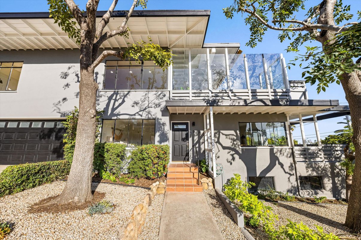 Exterior, Facade, Modern