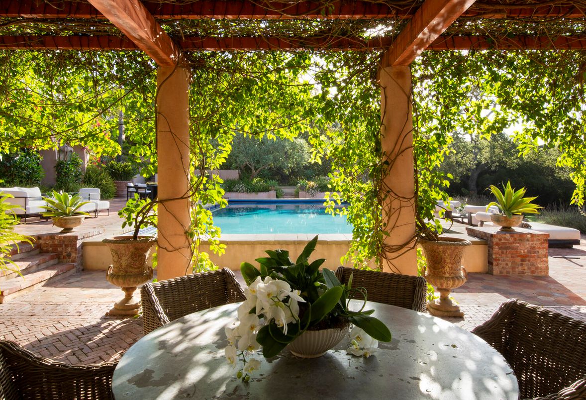 Exterior, Outdoor Kitchen, Pool