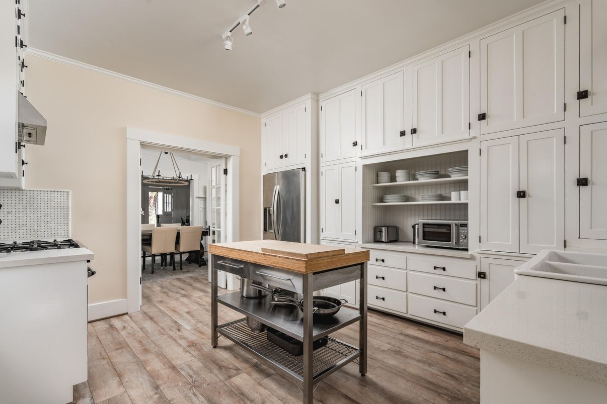 Dining room, Interior, Kitchen, Stainless Steel Appliances, Wood Texture Flooring