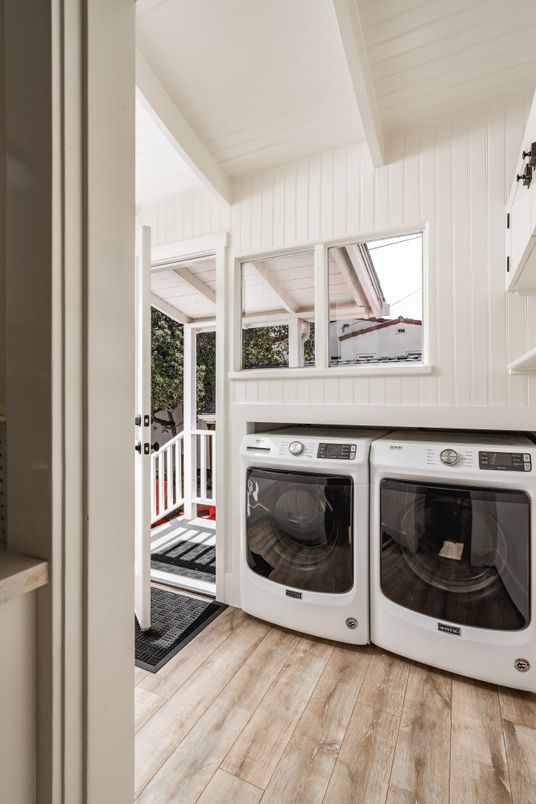 Interior, Washer, Wood Texture Flooring