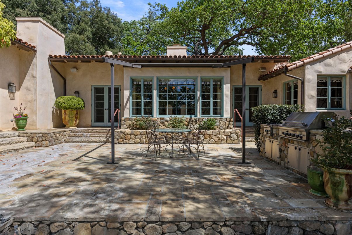 Exterior, Outdoor Kitchen