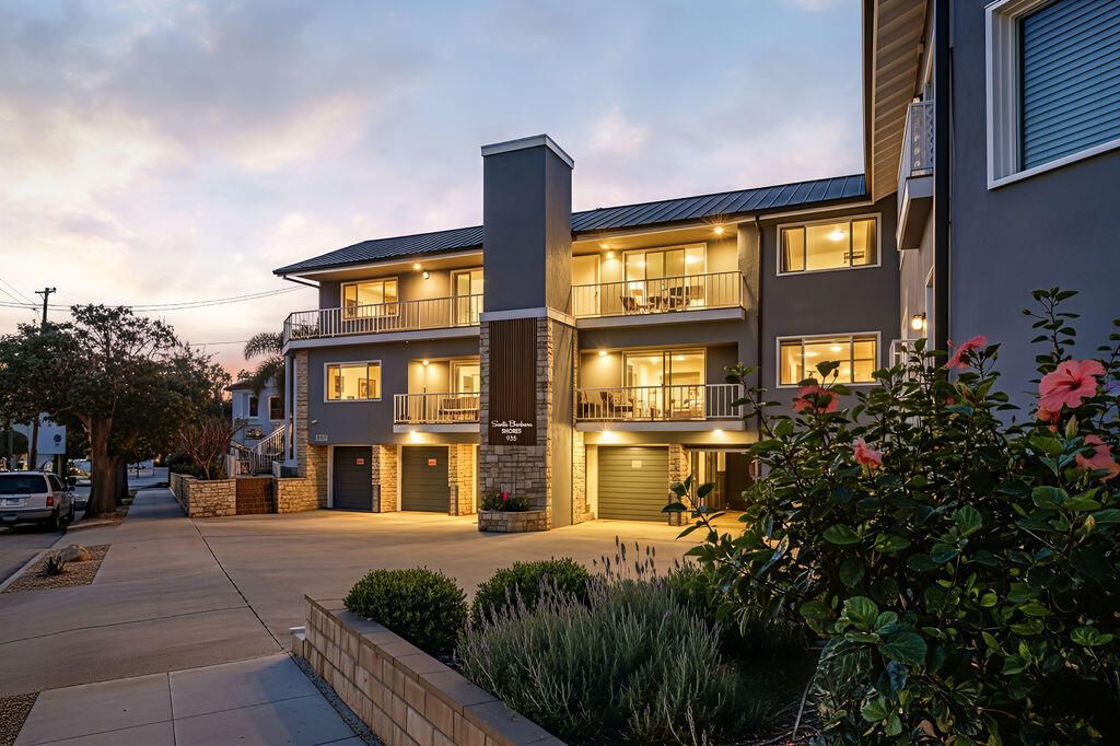 Exterior, Facade, Rowhouse