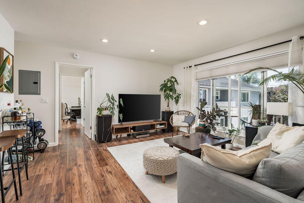 Interior, Living room, Recessed Lighting, Wood Texture Flooring