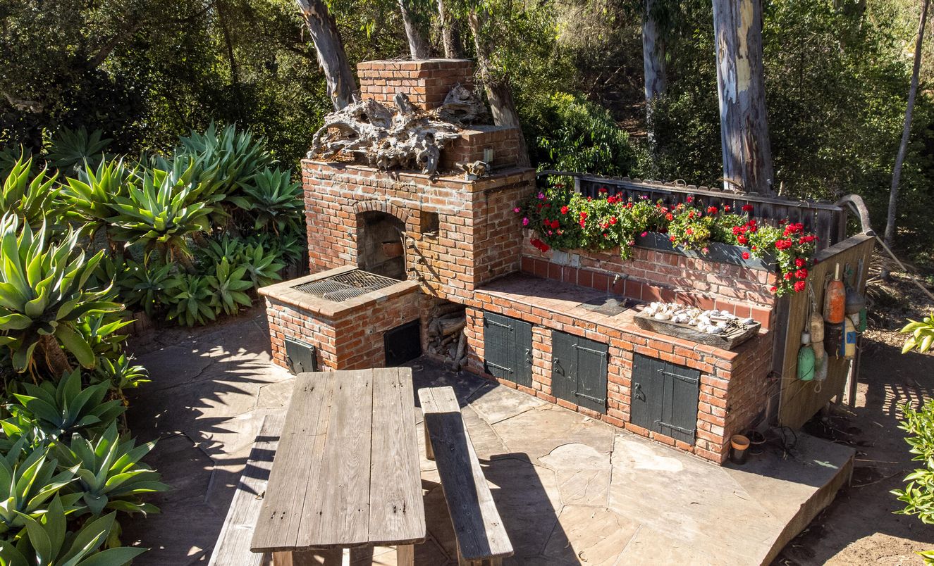 Exterior, Fireplace, Outdoor Kitchen