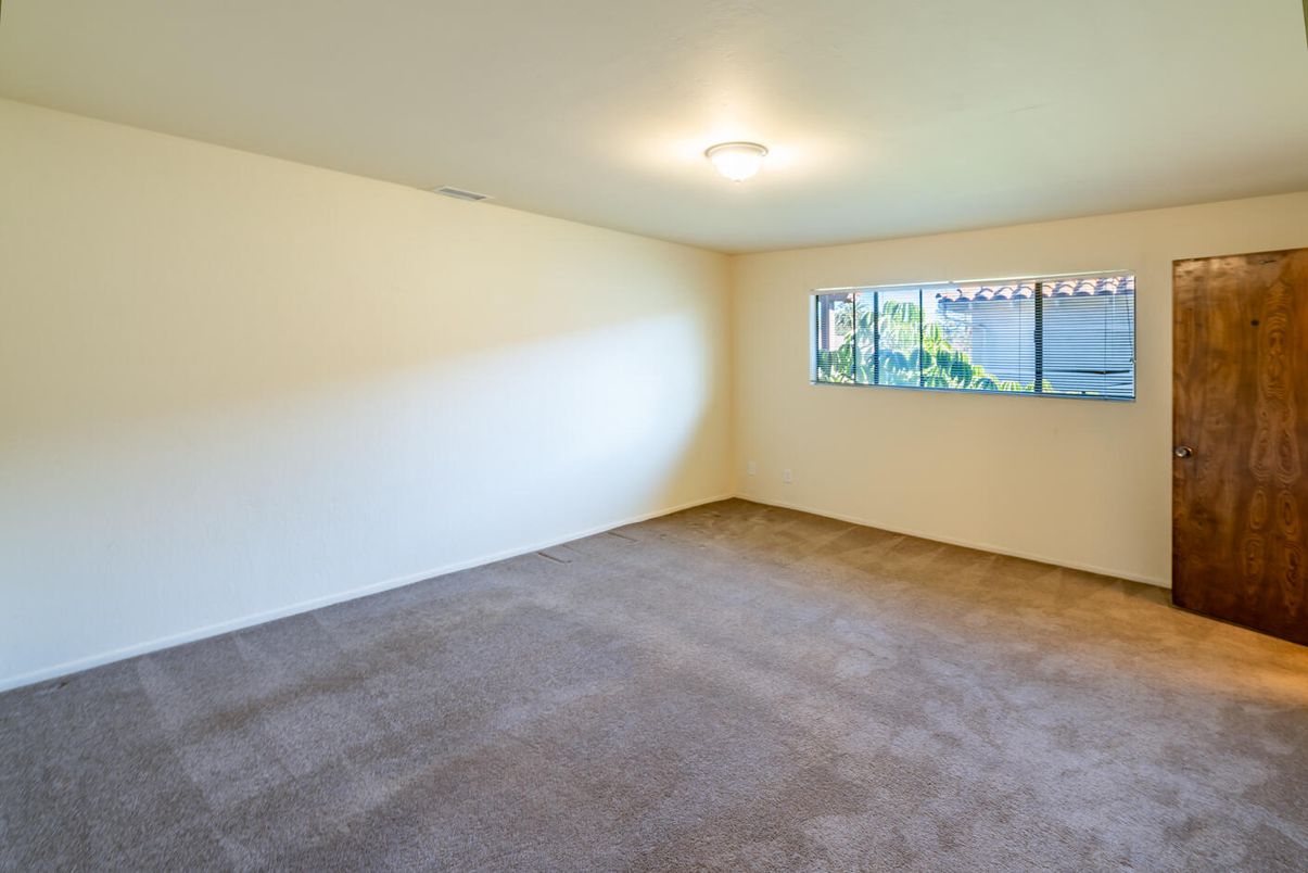 Empty room, Interior