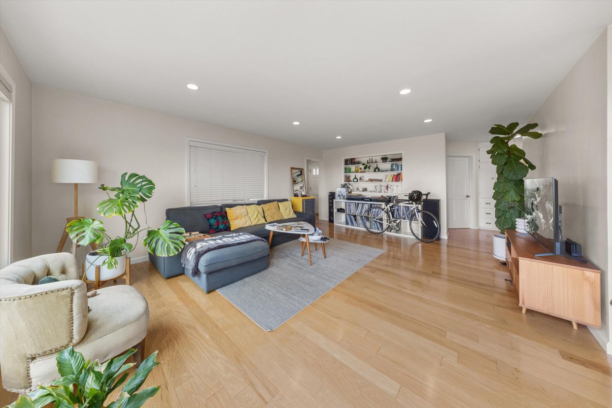 Interior, Living room, Recessed Lighting, Wood Texture Flooring