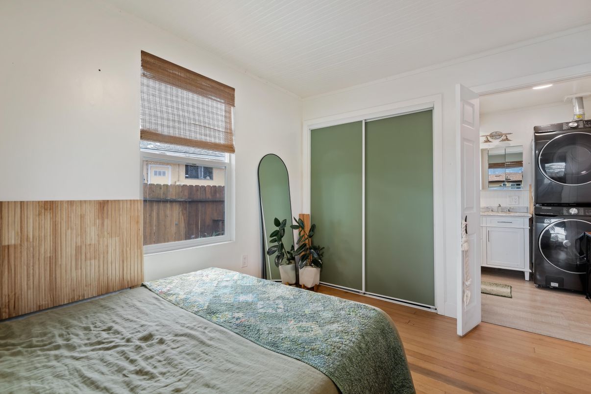 Bedroom, Interior, Utility Closets, Washer, Wood Texture Flooring