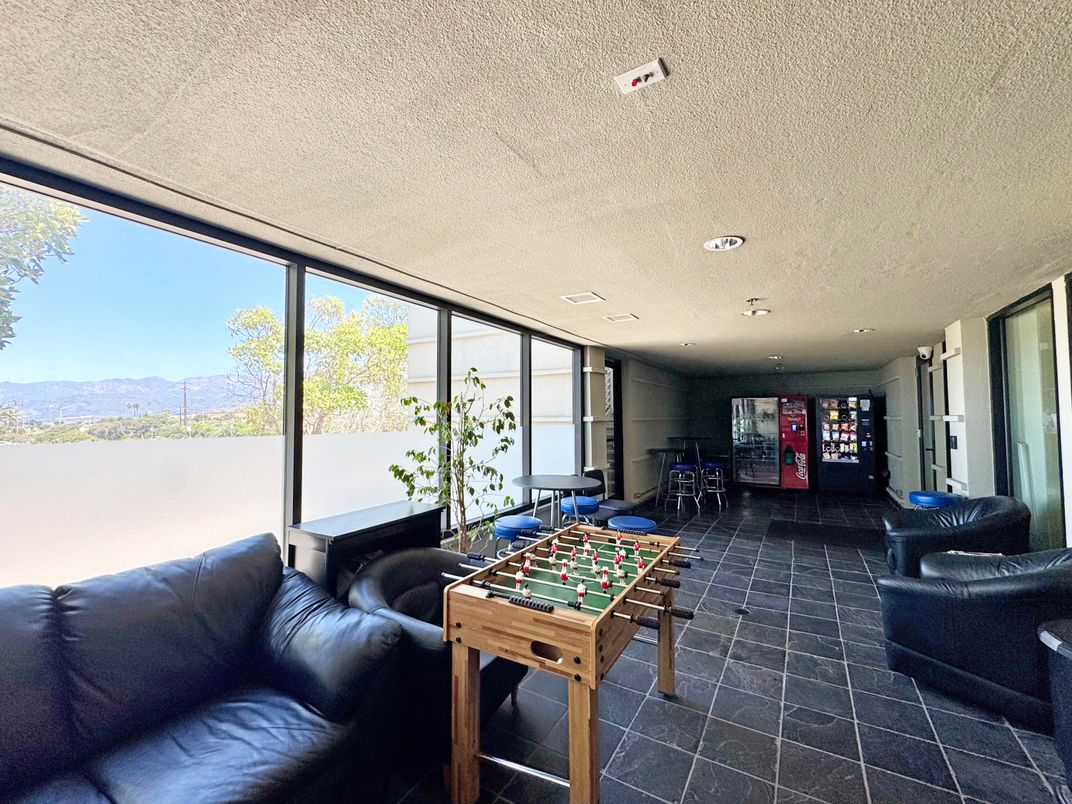 Game Room, Interior, Recessed Lighting