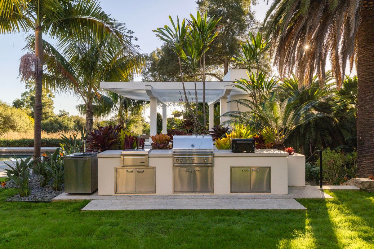 Exterior, Outdoor Kitchen