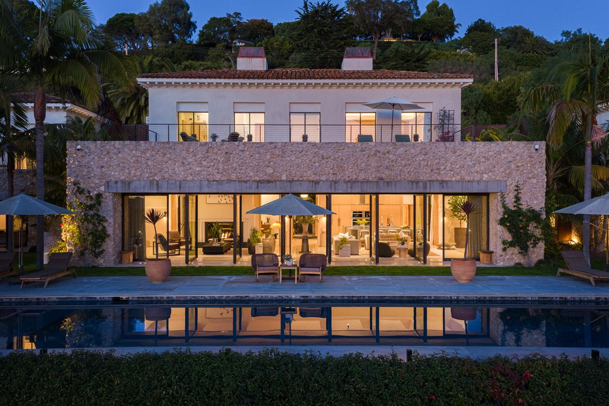 Exterior, Facade, Pool, Modern